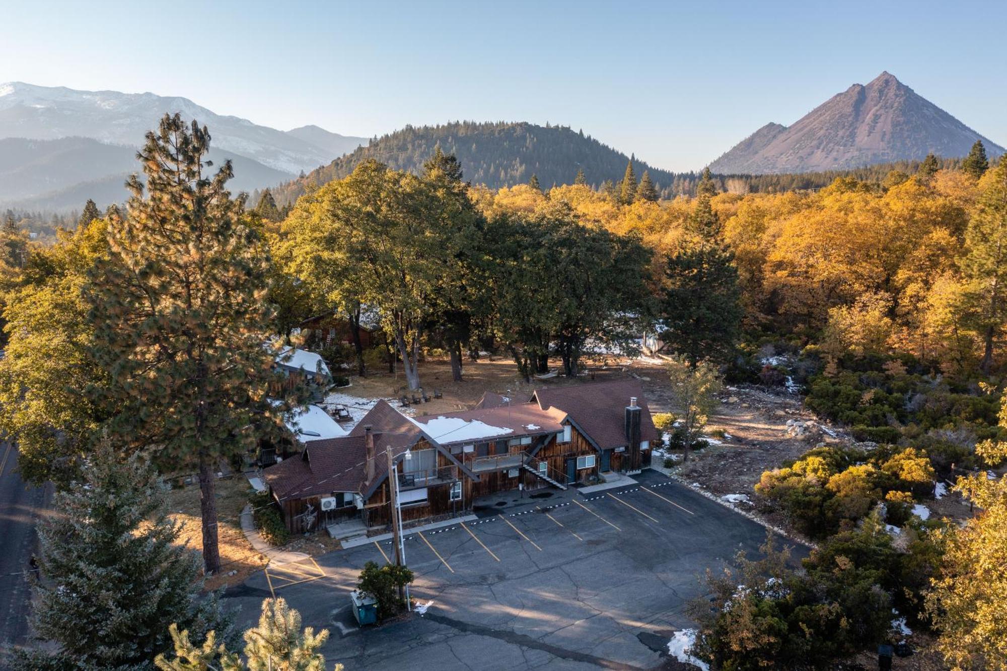 Basecamp Lodge Mount Shasta Exterior photo