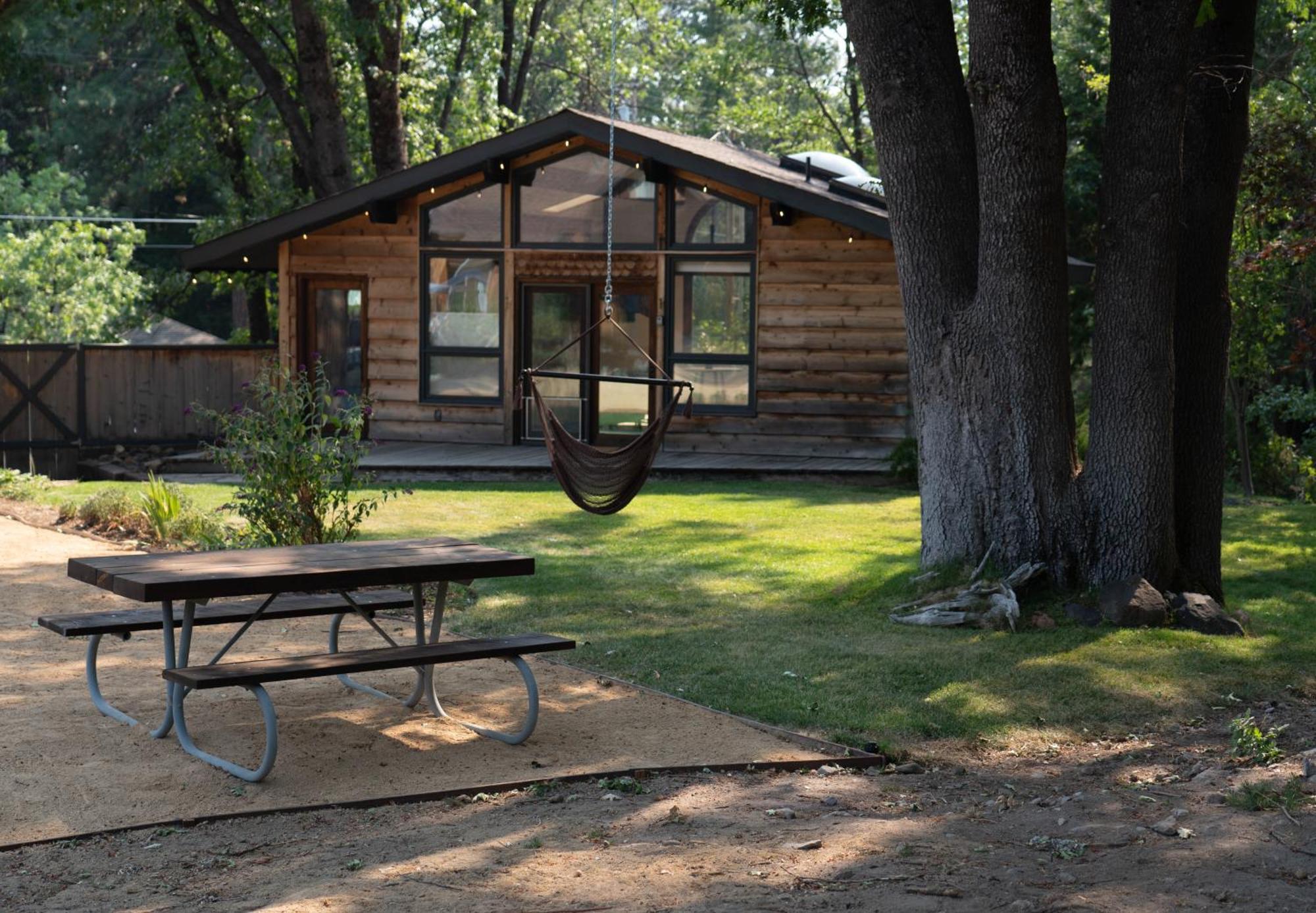 Basecamp Lodge Mount Shasta Exterior photo