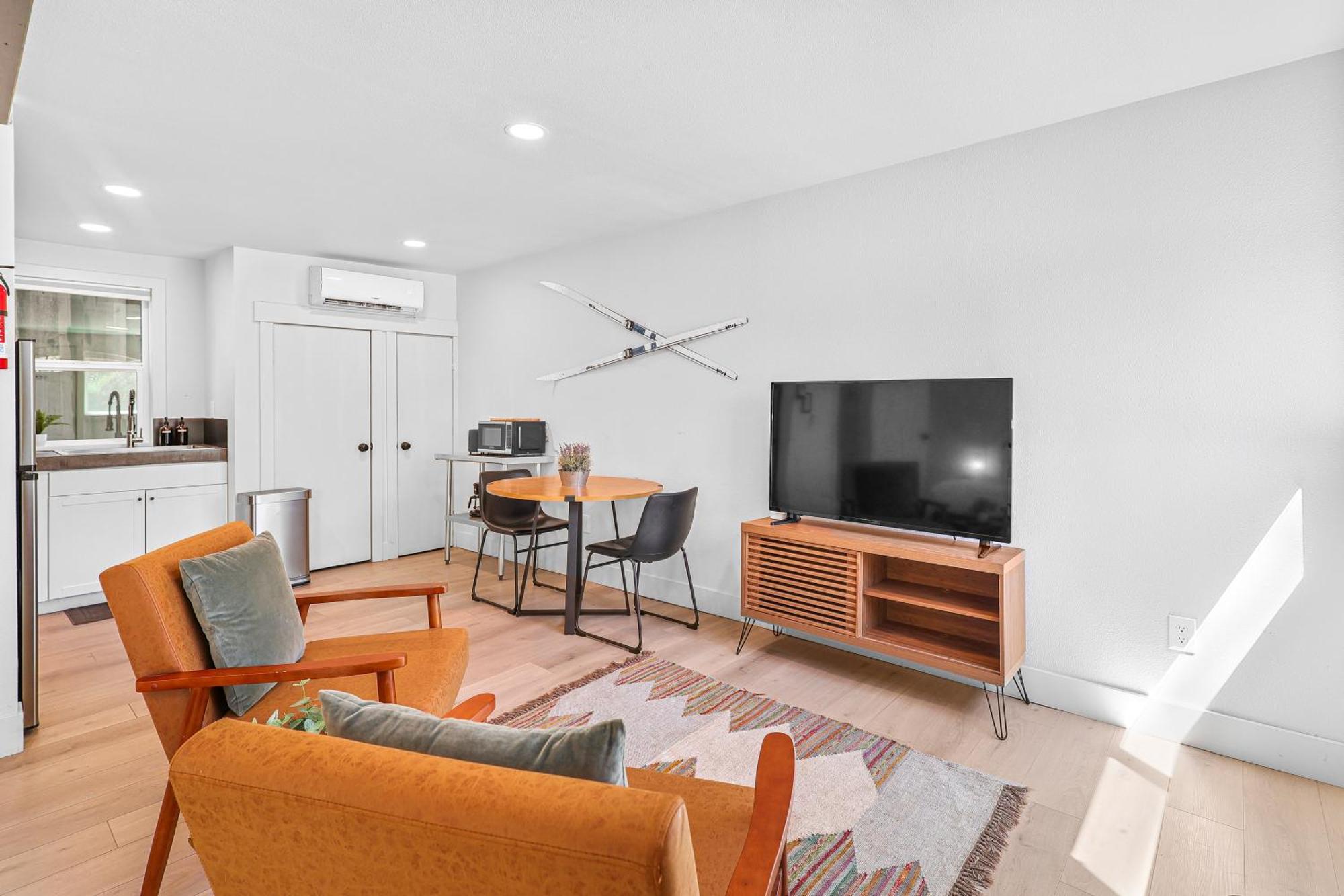 Basecamp Lodge Mount Shasta Room photo