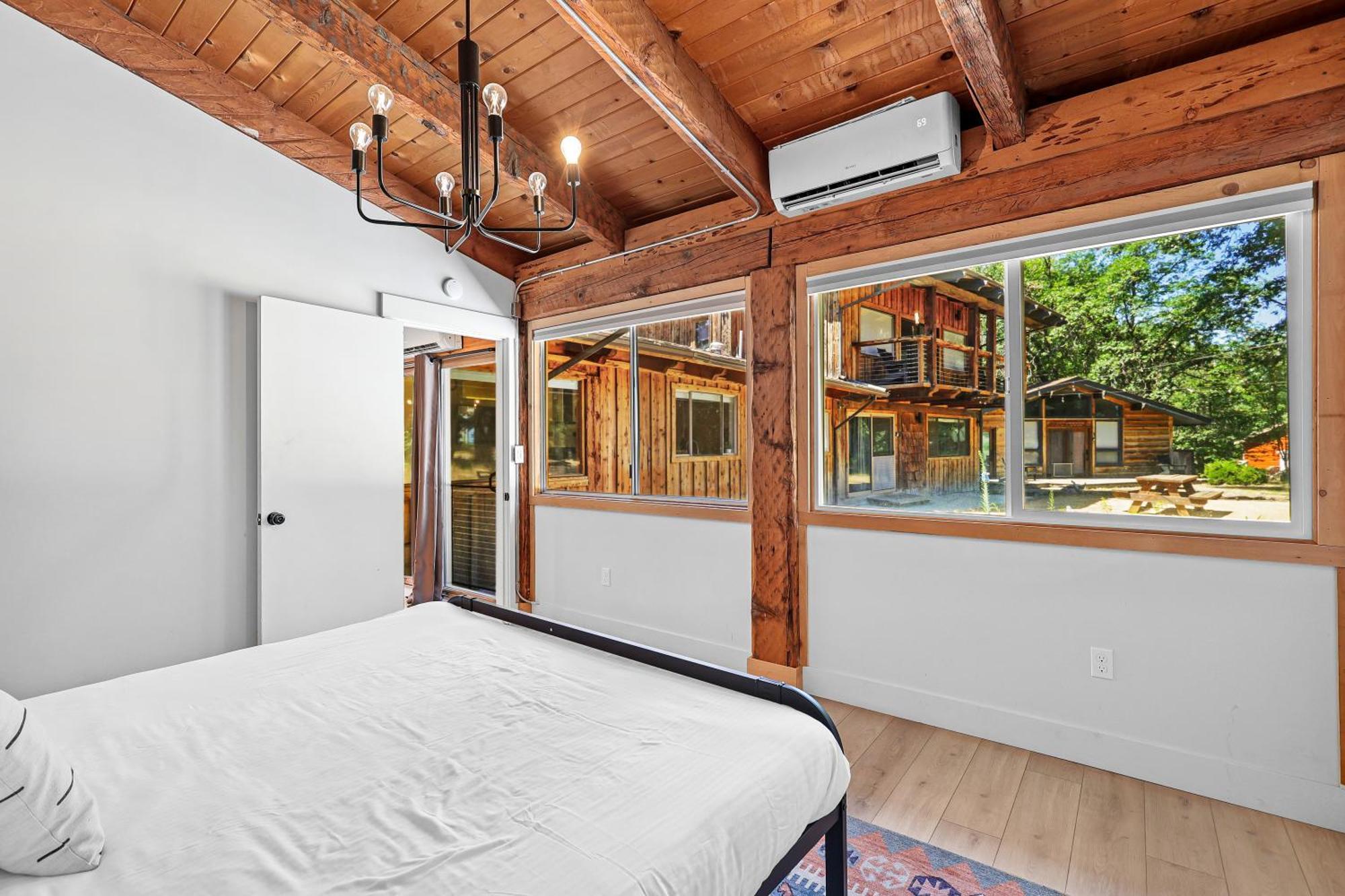 Basecamp Lodge Mount Shasta Room photo