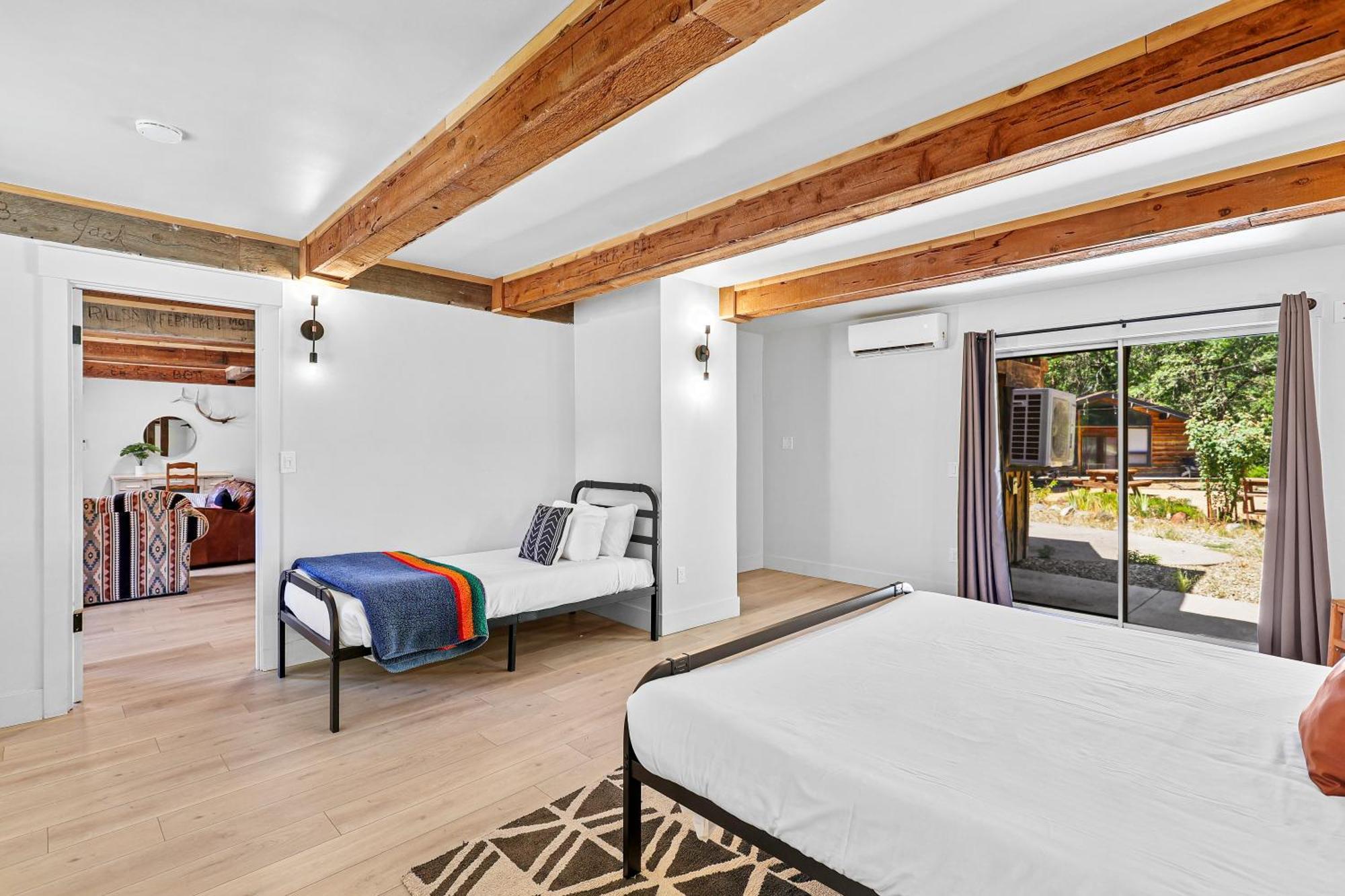 Basecamp Lodge Mount Shasta Room photo