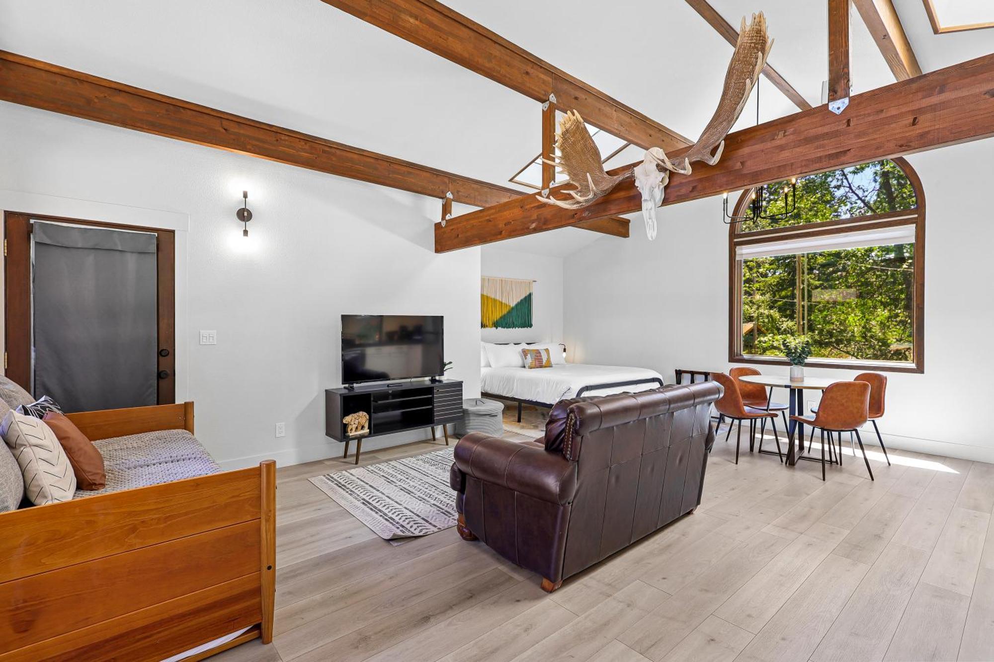 Basecamp Lodge Mount Shasta Room photo