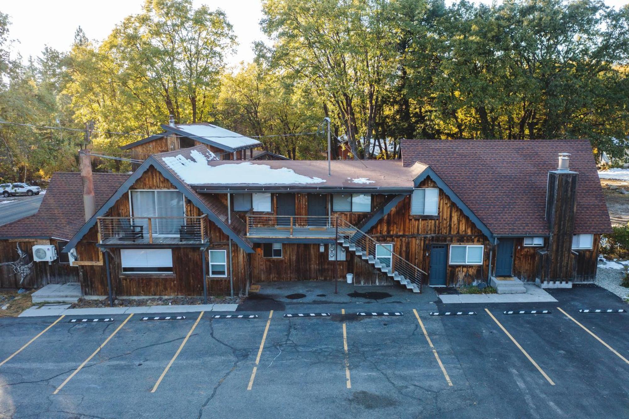 Basecamp Lodge Mount Shasta Exterior photo