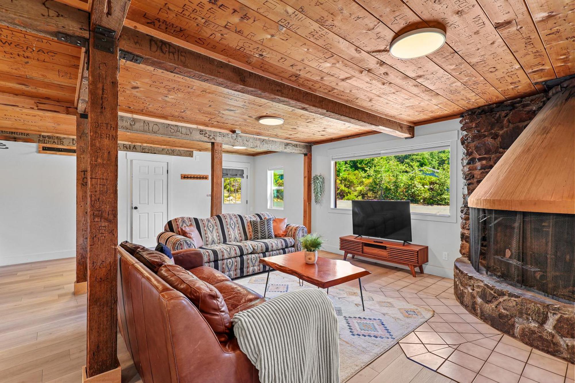 Basecamp Lodge Mount Shasta Room photo