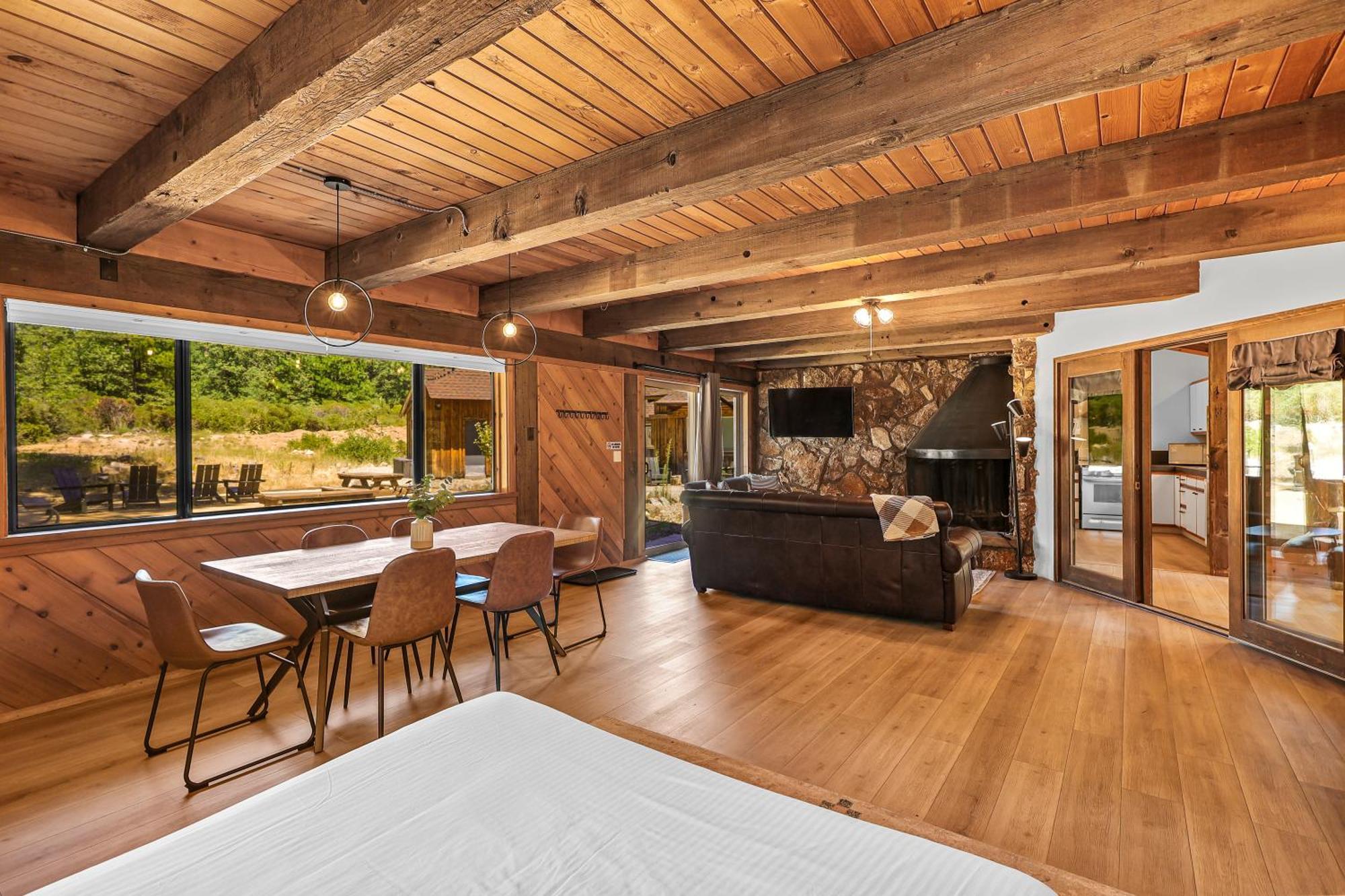 Basecamp Lodge Mount Shasta Exterior photo