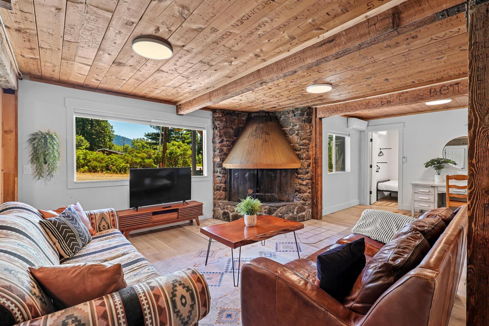 Basecamp Lodge Mount Shasta Exterior photo