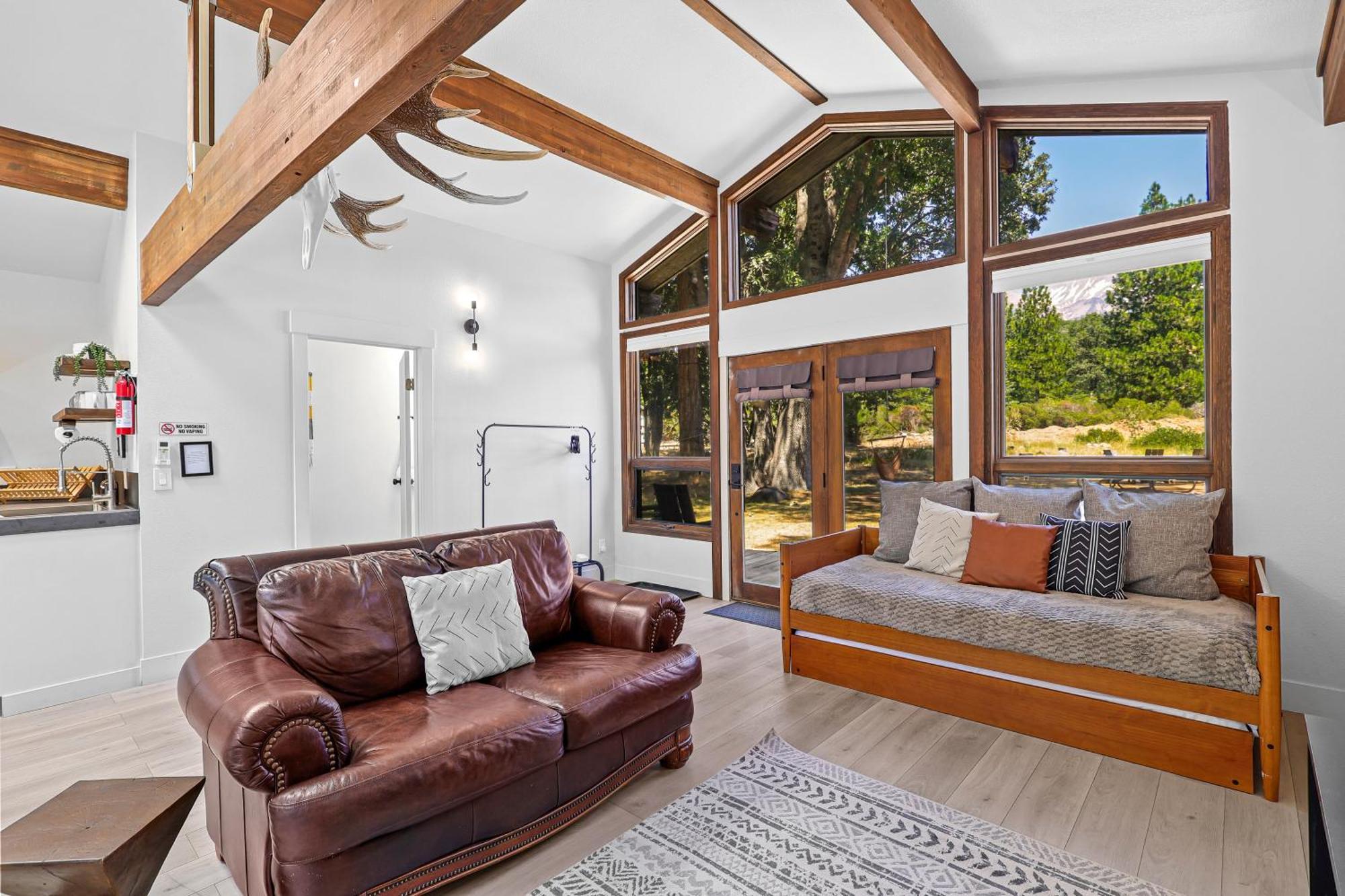 Basecamp Lodge Mount Shasta Exterior photo